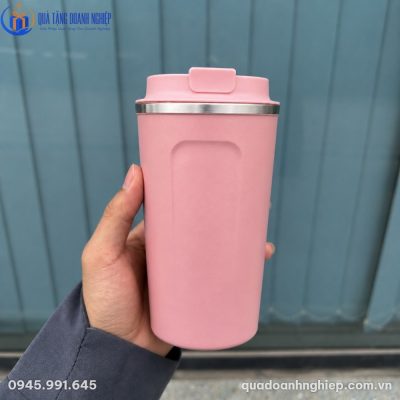 Thiết kế sơn tĩnh điện nhám mờ màu hồng pastel mang lại cảm giác cầm nắm chắc chắn và hạn chế bám vân tay