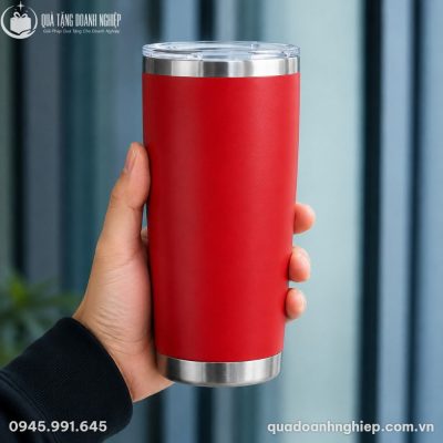 Cận cảnh cầm nắm ly giữ nhiệt LGNQT-08 màu đỏ nhám mờ trên tay