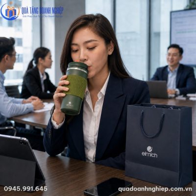 Nữ nhân viên văn phòng Việt Nam sử dụng ly giữ nhiệt LGNQT-16 ngay trong phòng họp nhờ khả năng giữ nhiệt tốt