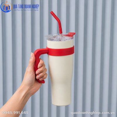 Cận cảnh tay cầm bọc silicone màu đỏ chắc chắn giúp người dùng dễ dàng thao tác bằng một tay