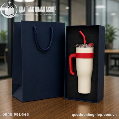 Bộ quà tặng hoàn chỉnh gồm ly giữ nhiệt cao cấp đặt trong hộp cứng lót mút định hình và túi giấy sang trọng