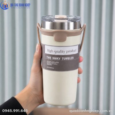 Cận cảnh thân ly màu kem nhã nhặn với quai xách silicon dẻo dai tiện dụng trên tay người dùng