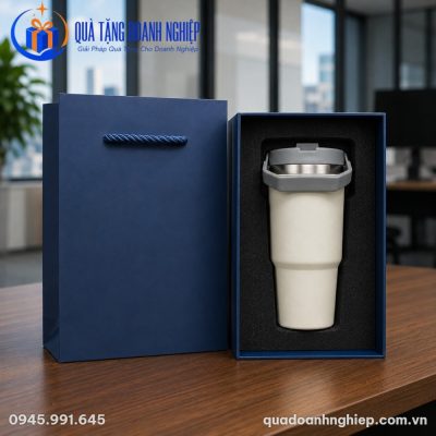 Bộ ly giữ nhiệt LGNQT-10 đặt gọn gàng trong khay xốp định hình của hộp quà tặng màu xanh navy sang trọng