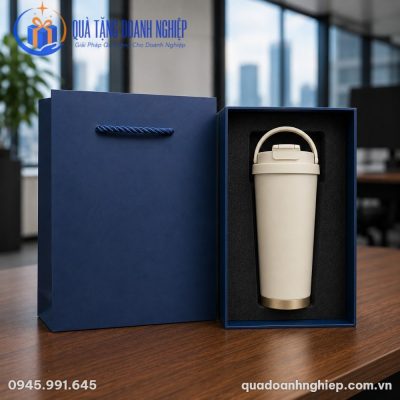 Bộ sản phẩm ly giữ nhiệt màu be đặt trong hộp quà lót mút định hình cao cấp màu xanh navy kèm túi giấy đồng bộ