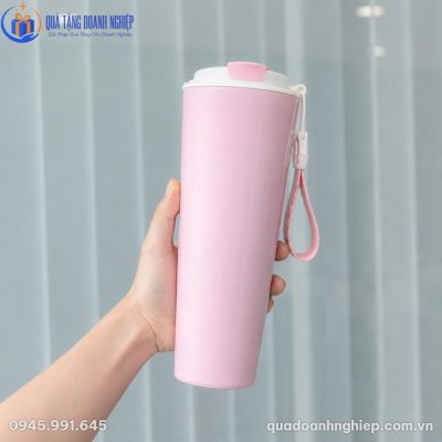 Thân ly thon dài phủ sơn tĩnh điện màu hồng pastel mịn màng khi cầm trên tay