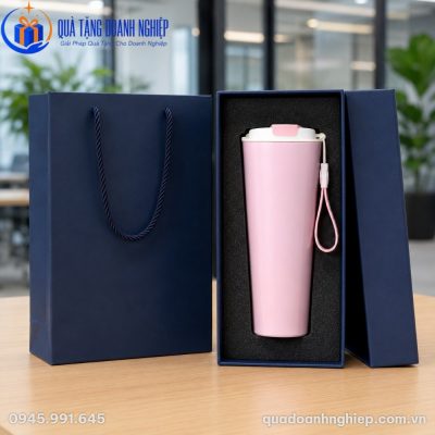 Bộ quà tặng ly giữ nhiệt màu hồng nằm gọn trong hộp định hình cao cấp kèm túi giấy navy lịch lãm