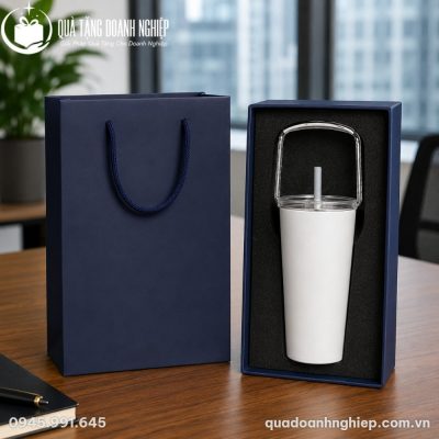 Bộ ly giữ nhiệt LGNQT-12 được xếp ngay ngắn trong hộp quà tặng lót mút định hình màu đen đi kèm túi giấy màu xanh navy lịch lãm