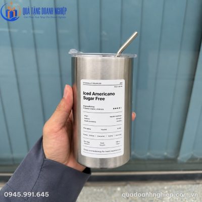 Cận cảnh ly giữ nhiệt LGNQT-02 bằng chất liệu thép không gỉ Inox 304 xước mờ cao cấp cầm trên tay