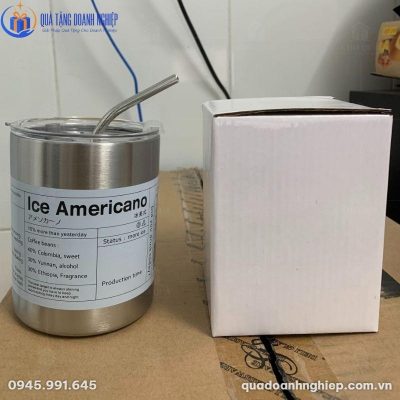 Ly giữ nhiệt LGNQT-02 nhãn dán Ice Americano đặt cạnh hộp giấy trắng đóng gói tiêu chuẩn