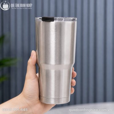 Cận cảnh thực tế tay cầm chiếc ly giữ nhiệt inox 900ml LGNQT-06 cho thấy form dáng thon gọn và lớp vỏ kim loại xước mờ lịch lãm