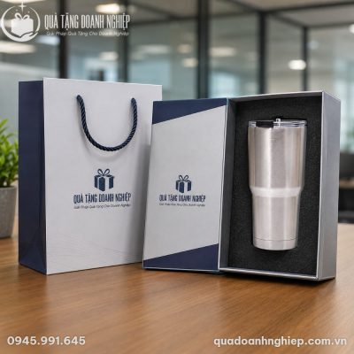 Hộp quà tặng lót mút định hình và túi giấy quai xách đồng bộ in logo Quà Tặng Doanh Nghiệp đặt cạnh ly giữ nhiệt LGNQT-06