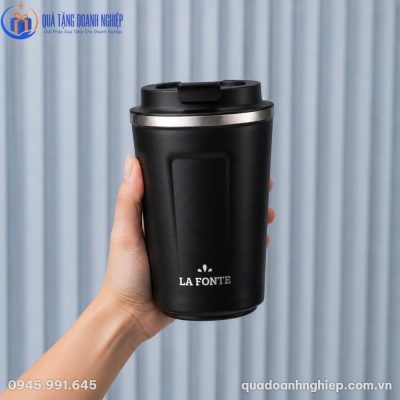 Ly giữ nhiệt màu đen có logo La Fonte nổi bật, thiết kế tay cầm thon gọn dễ dàng cầm nắm di chuyển hằng ngày