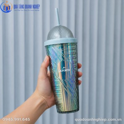Cận cảnh tay cầm chiếc ly giữ nhiệt xanh 710ml với thân sọc chéo dập nổi chống trơn trượt