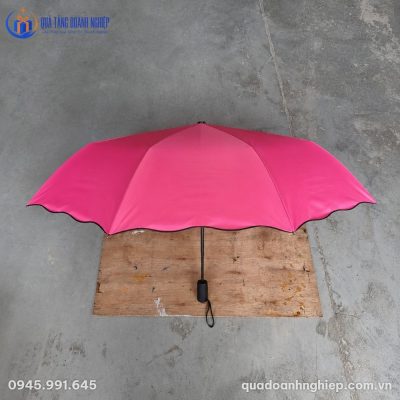 Góc nhìn từ trên xuống của chiếc ô ODQT-05 khi mở rộng trên nền xi măng phẳng
