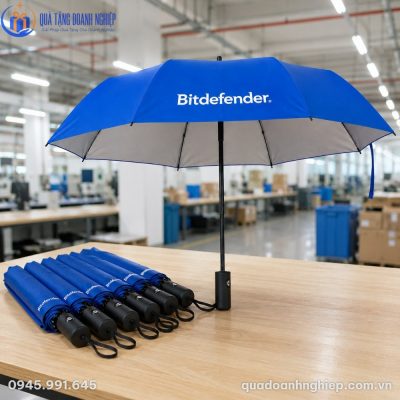 Cơ chế xếp gọn tiện lợi của ô tự động 2 chiều bên cạnh các sản phẩm cùng loại trên bàn làm việc