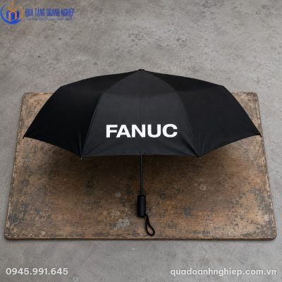 Cận cảnh ô dù cầm tay gấp gọn ODQT-03 in logo FANUC đặt trên tấm da mộc