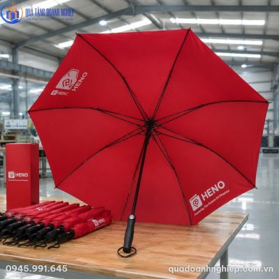 Chi tiết mặt trong bộ khung xương ô dù chắc chắn cùng các sản phẩm ô gấp gọn xếp gọn gàng trên bàn xưởng