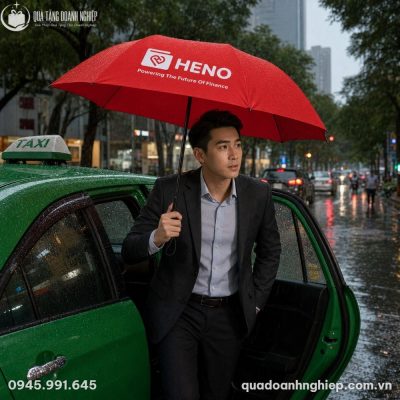 Hình ảnh thực tế khách hàng sử dụng ô dù đỏ Heno che mưa khi bước xuống từ xe taxi công nghệ trên phố