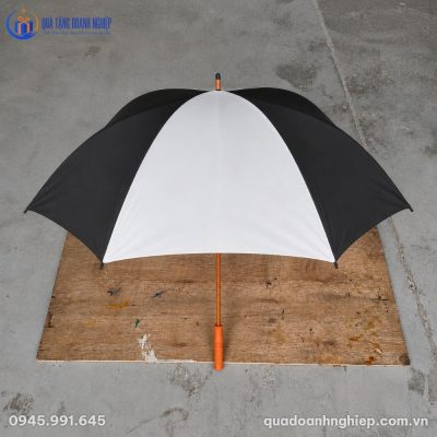 Tán dù ODQT-07 căng phẳng nhìn từ trên xuống với các múi đen trắng đan xen đối xứng