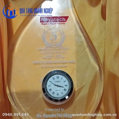 Đồng Hồ Để Bàn In Logo Pha Lê Dáng Giọt Nước Quà Tặng Doanh Nghiệp