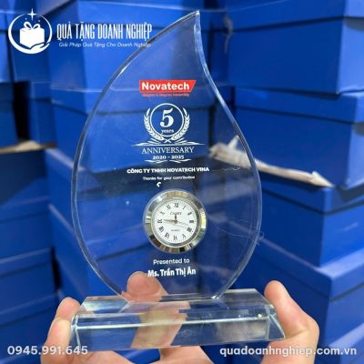 Đồng Hồ Để Bàn In Logo Pha Lê Dáng Giọt Nước Quà Tặng Doanh Nghiệp
