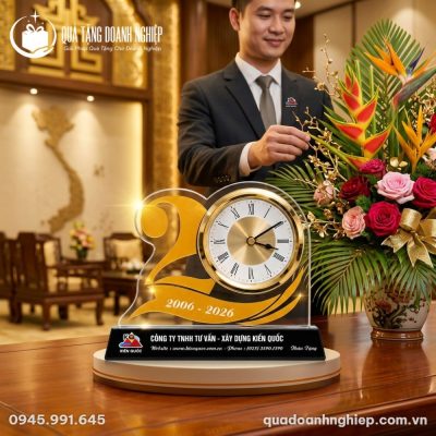 Đồng Hồ Để Bàn Pha Lê Kỷ Niệm 20 Năm In Logo Quà Tặng Doanh Nghiệp