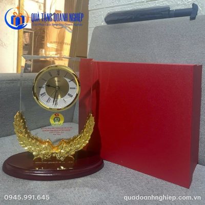 Đồng Hồ Để Bàn Pha Lê Nguyệt Quế In Logo Quà Tặng Doanh Nghiệp