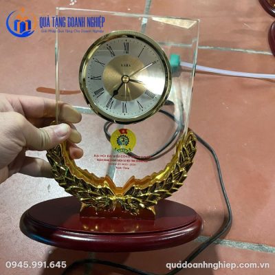 Đồng Hồ Để Bàn Pha Lê Nguyệt Quế In Logo Quà Tặng Doanh Nghiệp