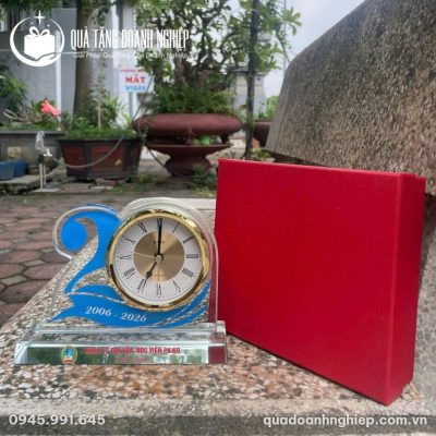 Đồng Hồ Để Bàn Pha Lê Quà Tặng Doanh Nghiệp In Logo Kỷ Niệm 20 Năm