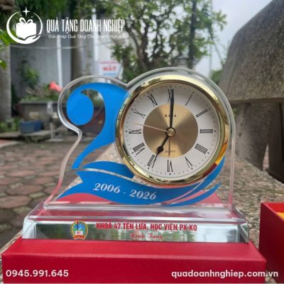Đồng Hồ Để Bàn Pha Lê Quà Tặng Doanh Nghiệp In Logo Kỷ Niệm 20 Năm