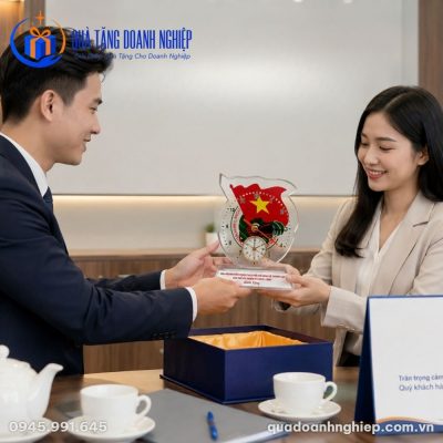 Đồng hồ để bàn quà tặng Doanh Nghiệp in logo pha lê