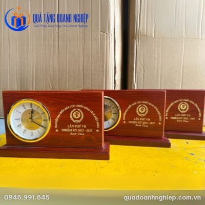 Đồng Hồ Gỗ Để Bàn Quà Tặng Doanh Nghiệp In Logo