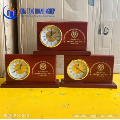 Đồng Hồ Gỗ Để Bàn Quà Tặng Doanh Nghiệp In Logo