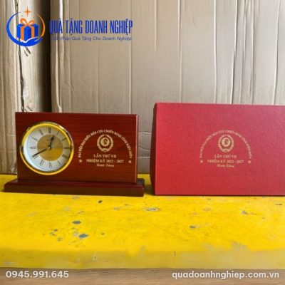 Đồng Hồ Gỗ Để Bàn Quà Tặng Doanh Nghiệp In Logo