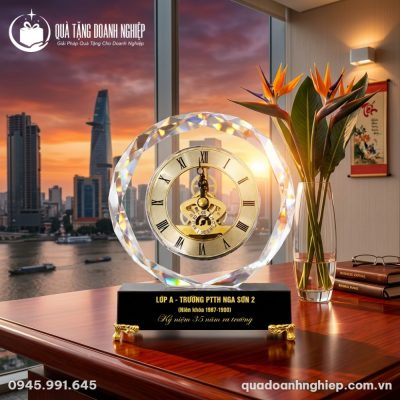 Đồng hồ pha lê ĐHĐB-08 tỏa sáng lấp lánh cạnh lọ hoa trong không gian phòng làm việc