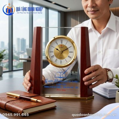 Đồng Hồ Pha Lê Để Bàn Phối Gỗ In Logo Quà Tặng Doanh Nghiệp