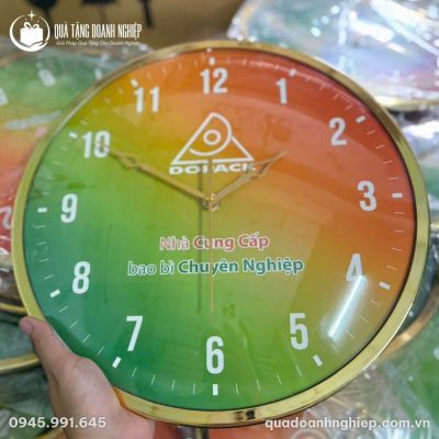 Cận cảnh chi tiết mặt kính phẳng và viền mạ vàng bóng của đồng hồ HM-02 khi cầm trên tay