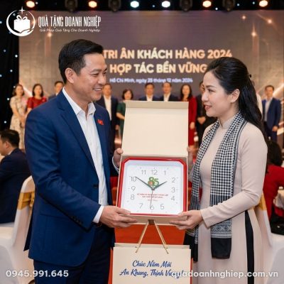 Đồng Hồ Treo Tường Khung Bát Giác In Logo Quà Tặng Doanh Nghiệp