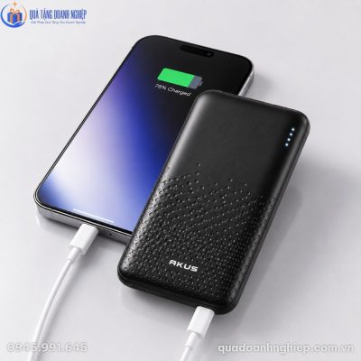 Sạc dự phòng Akus kết nối trực tiếp với điện thoại iPhone qua cáp sạc trắng tiện lợi