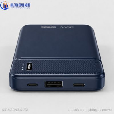 Cận cảnh các cổng kết nối Type-C và USB-A ở cạnh trên của sạc dự phòng Remax RPP-287