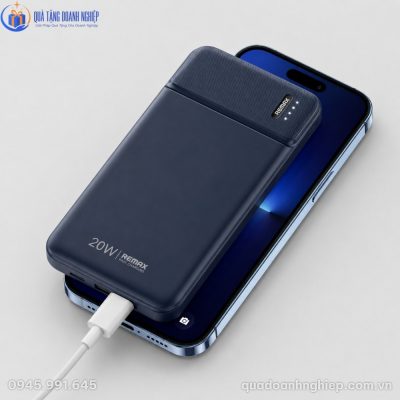 Sạc dự phòng đặt phía trên mặt lưng điện thoại để minh họa cho kích thước mỏng nhẹ tương đồng