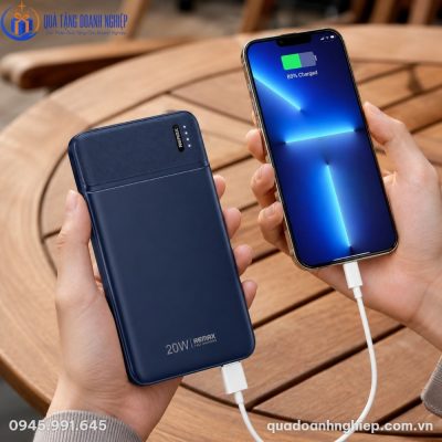 Người dùng cầm trên tay sạc dự phòng Remax RPP-287 kết nối cáp sạc nhanh với điện thoại di động