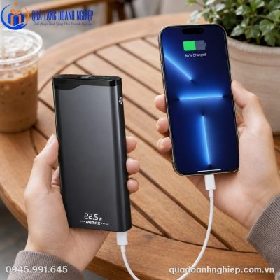 Người dùng dễ dàng cầm gọn sạc dự phòng Remax RPP-201 và điện thoại trên tay khi di chuyển ngoài trời