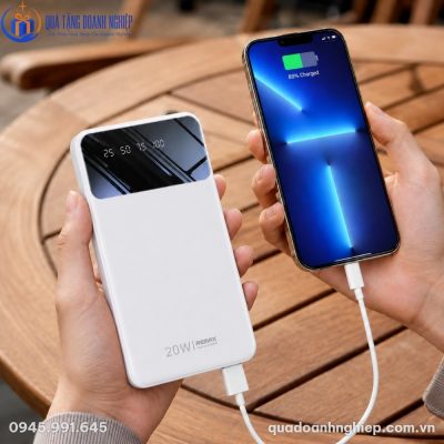 Sử dụng thực tế sạc dự phòng Remax RPP 502 kết nối sạc nhanh an toàn cho điện thoại thông minh