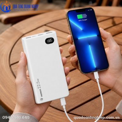 Người dùng cầm trên tay sạc dự phòng Remax RPP-292 đang kết nối sạc nhanh cho điện thoại thông minh