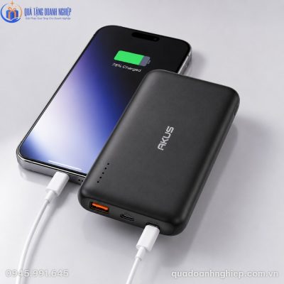 Cận cảnh các cổng kết nối đa dạng ở hai đầu và dải đèn LED hiển thị dung lượng pin tiện lợi