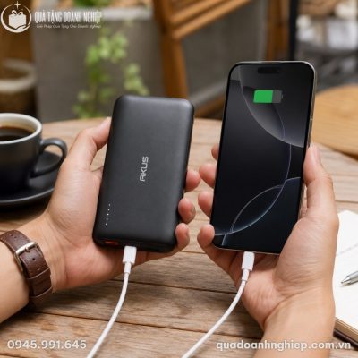 Trải nghiệm thực tế sạc dự phòng Akus DP130 kết nối sạc nhanh tiện lợi cùng điện thoại thông minh