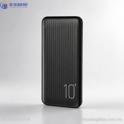 Thiết kế sạc dự phòng AKUS 10000mAh DP180 dáng đứng thon gọn cùng hệ thống đèn LED báo dung lượng