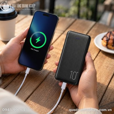 Sử dụng sạc dự phòng AKUS DP180 dễ dàng bằng một tay khi đang di chuyển ngoài phố