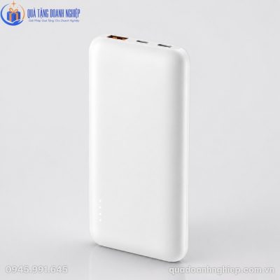 Thiết kế sạc dự phòng Akus DP230 màu trắng trơn tinh khôi với các cổng kết nối Type-C và USB-A ở cạnh trên